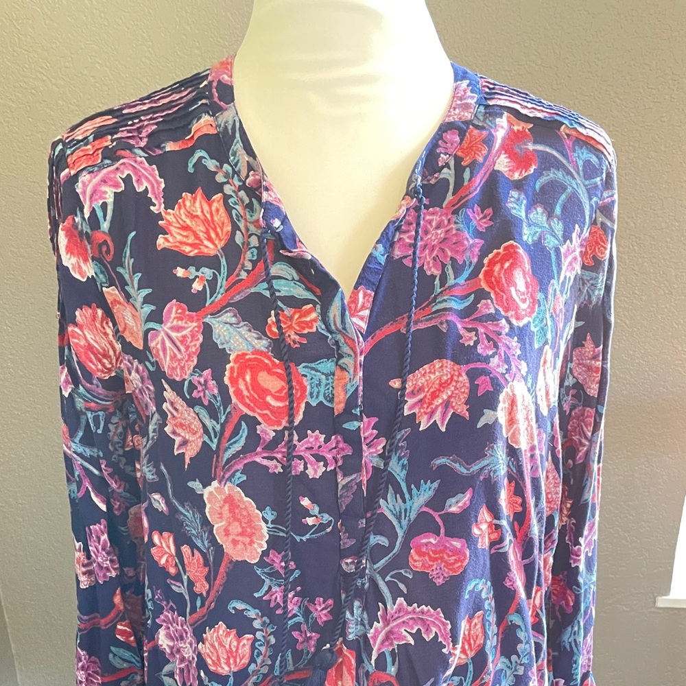 Lucky brand navy floral blouse 🌺💕